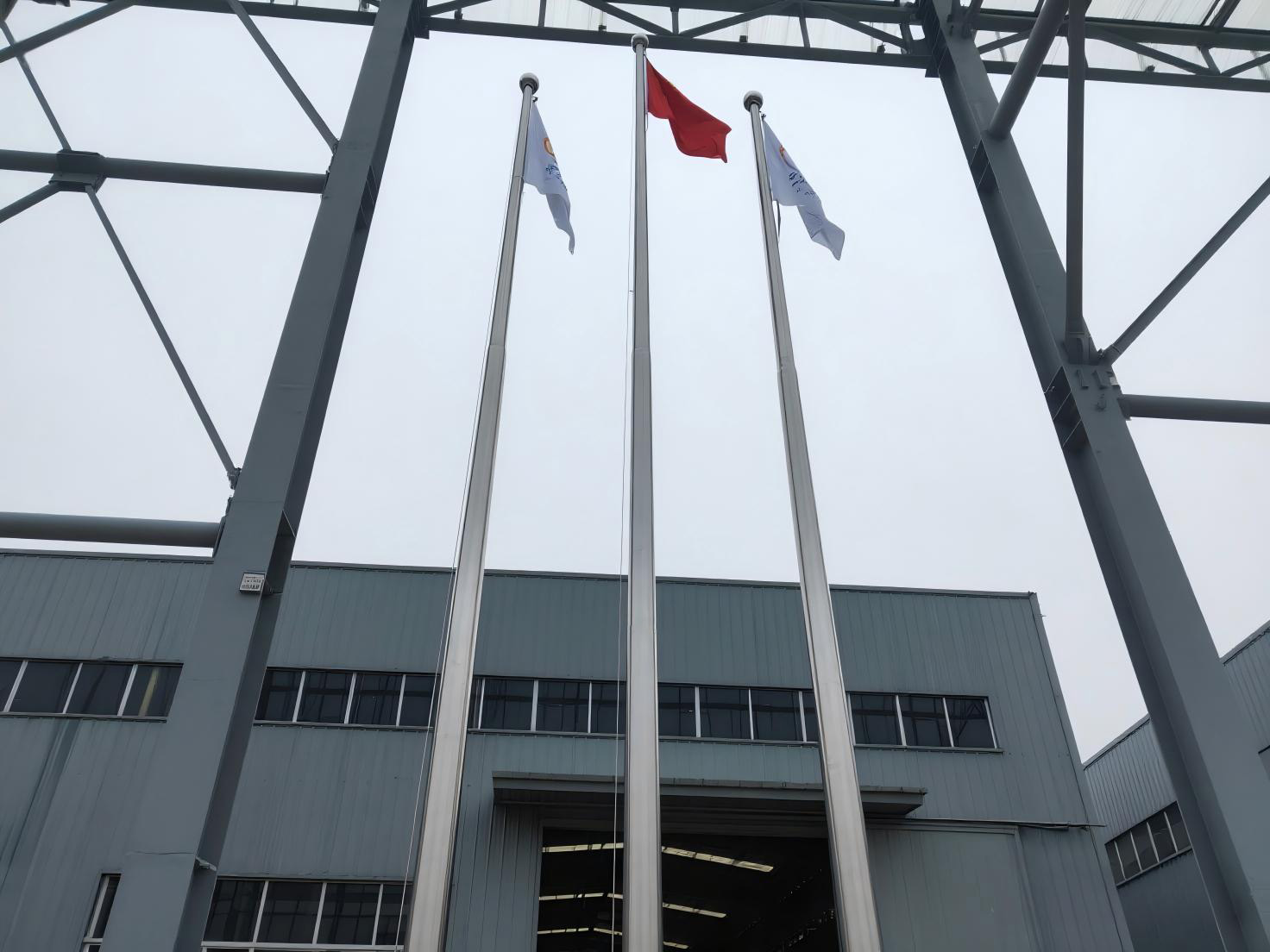 为什么三根旗杆不一样高的原因